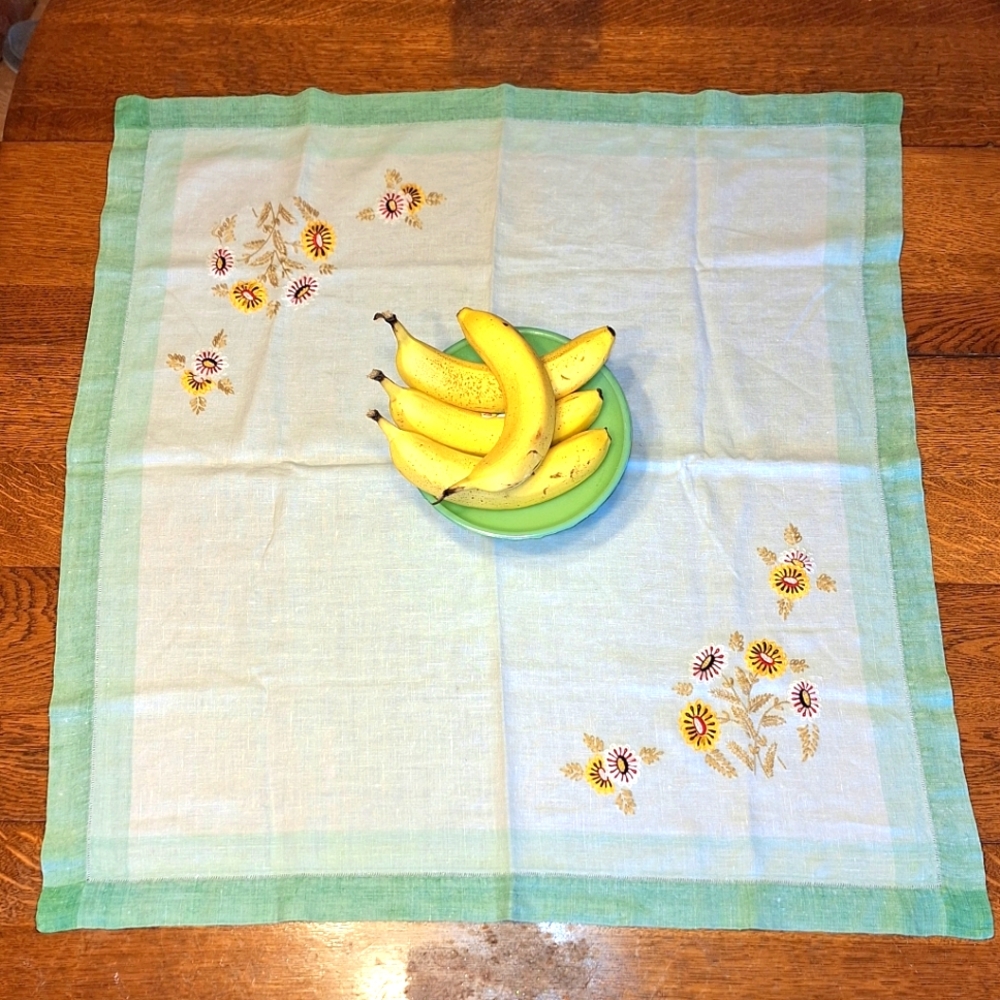 Vintage 30s-40s Embroidered Linen Daisy Tablecloth With Eyelets & Green Trim
